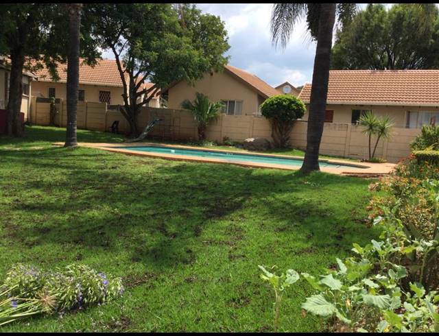 2 BEDROOM TOWNHOUSE FOR SALE IN KEW